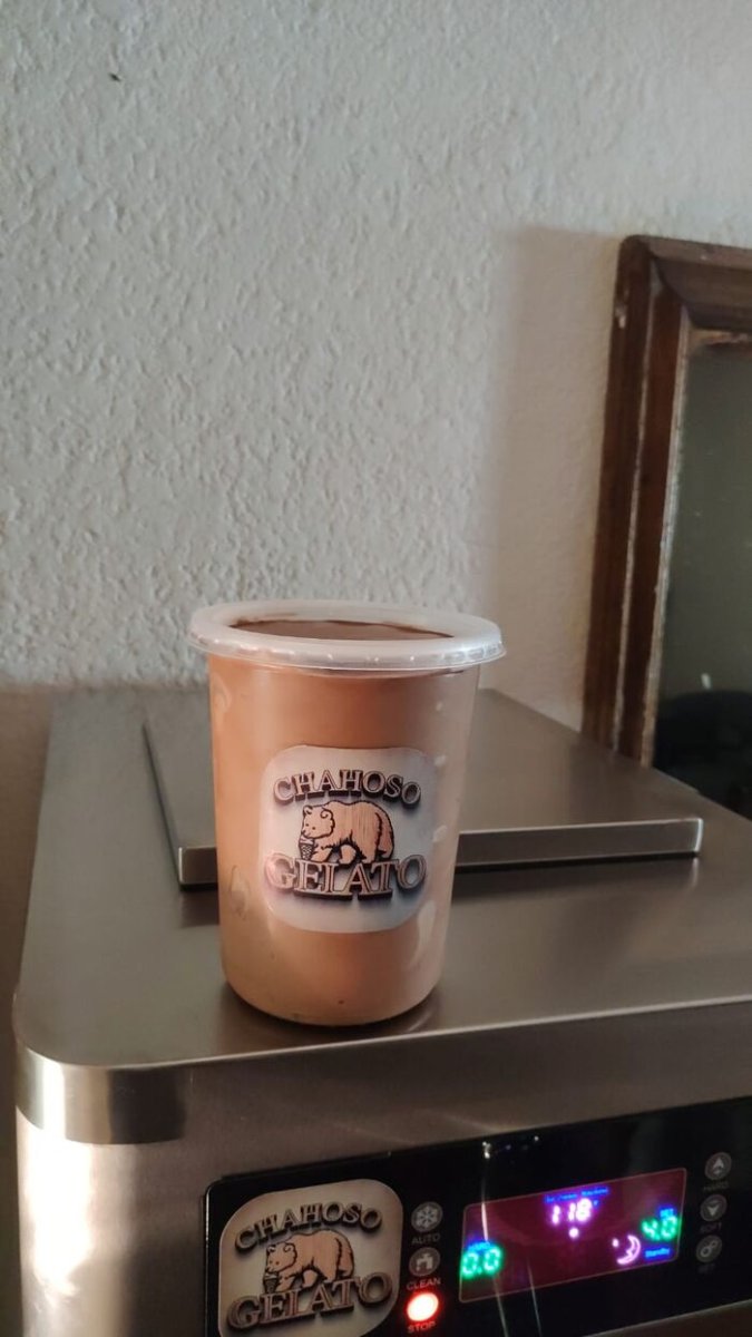Un envase de gelato de chocolate con la etiqueta de Chahoso Gelato