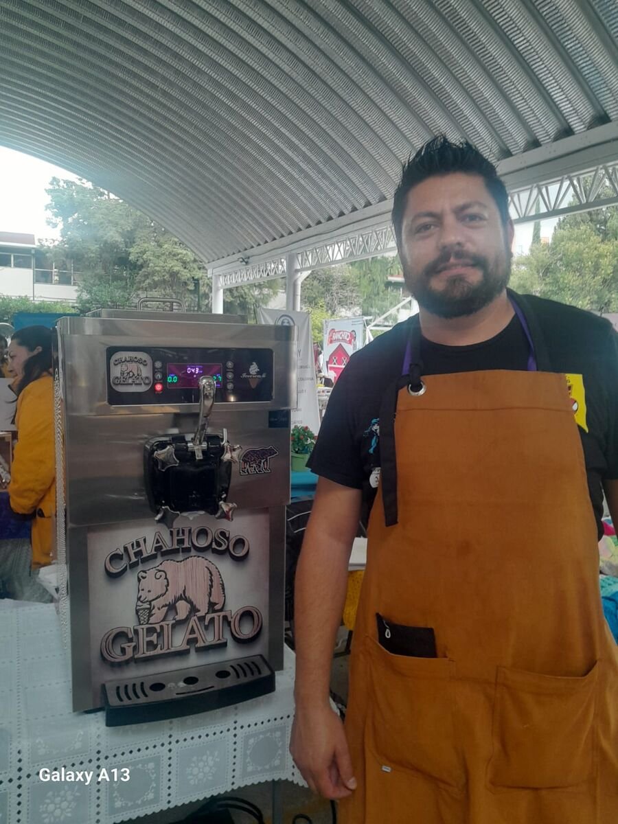 El fundador de pie junto a la máquina de gelato con el logotipo del oso