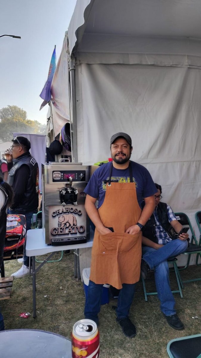 Nuestro puesto bajo la carpa, con la máquina de gelato y el delantal de cuero